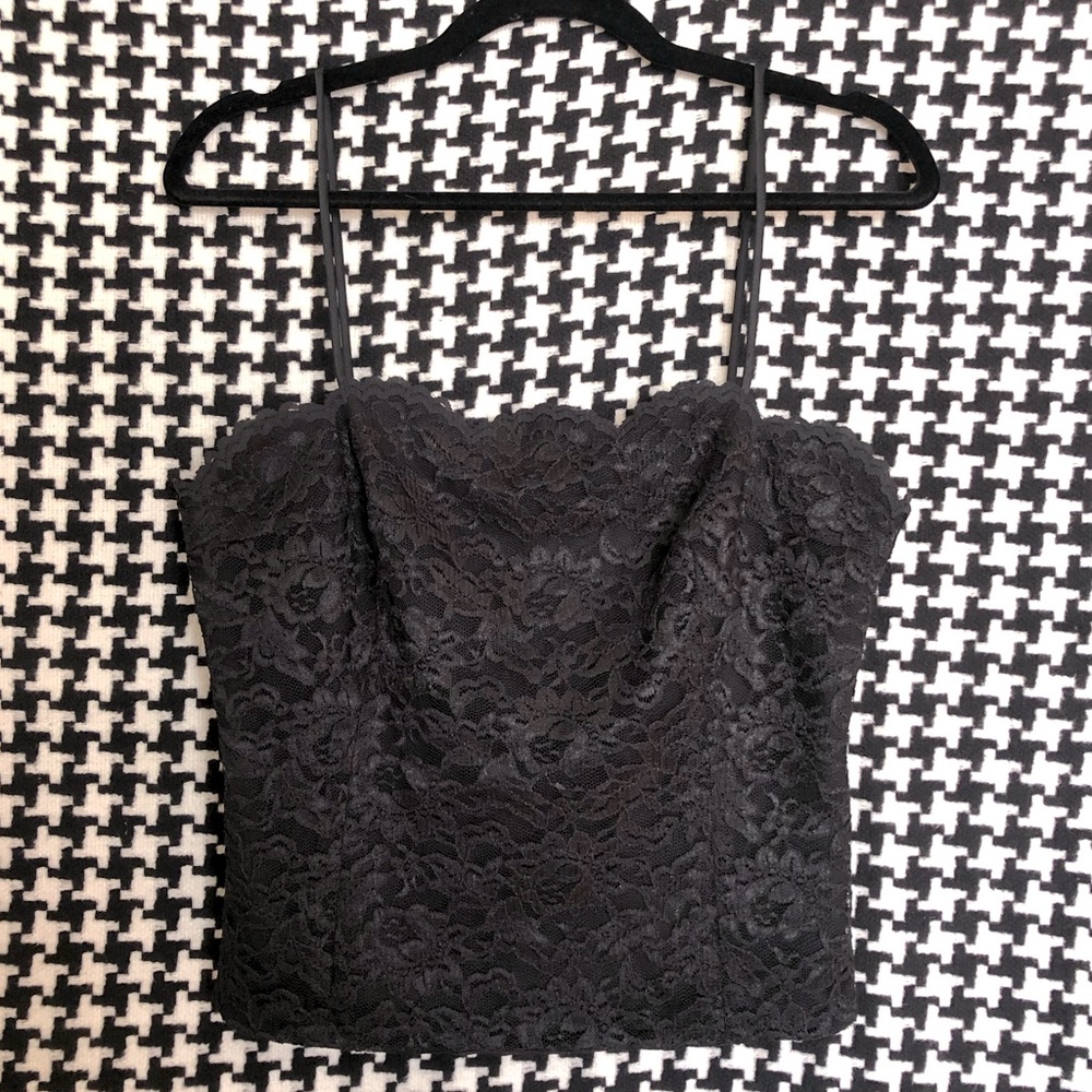 Vintage 90s y2k black lace spaghetti strap form fitting crop tank top. Medium.